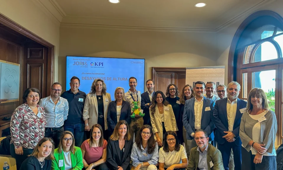 Foto grupal del evento Desayunos de Altura organizado por JORI& y KPI en Barcelona, con los ponentes y asistentes compartiendo reflexiones sobre seguridad psicológica y fidelización del talento.